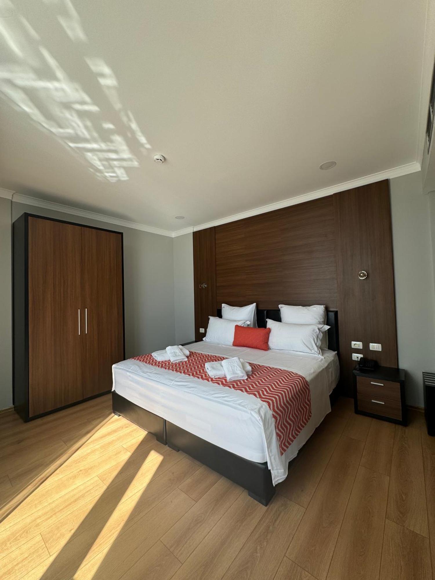 Hotel Britania Vlorë Екстериор снимка
